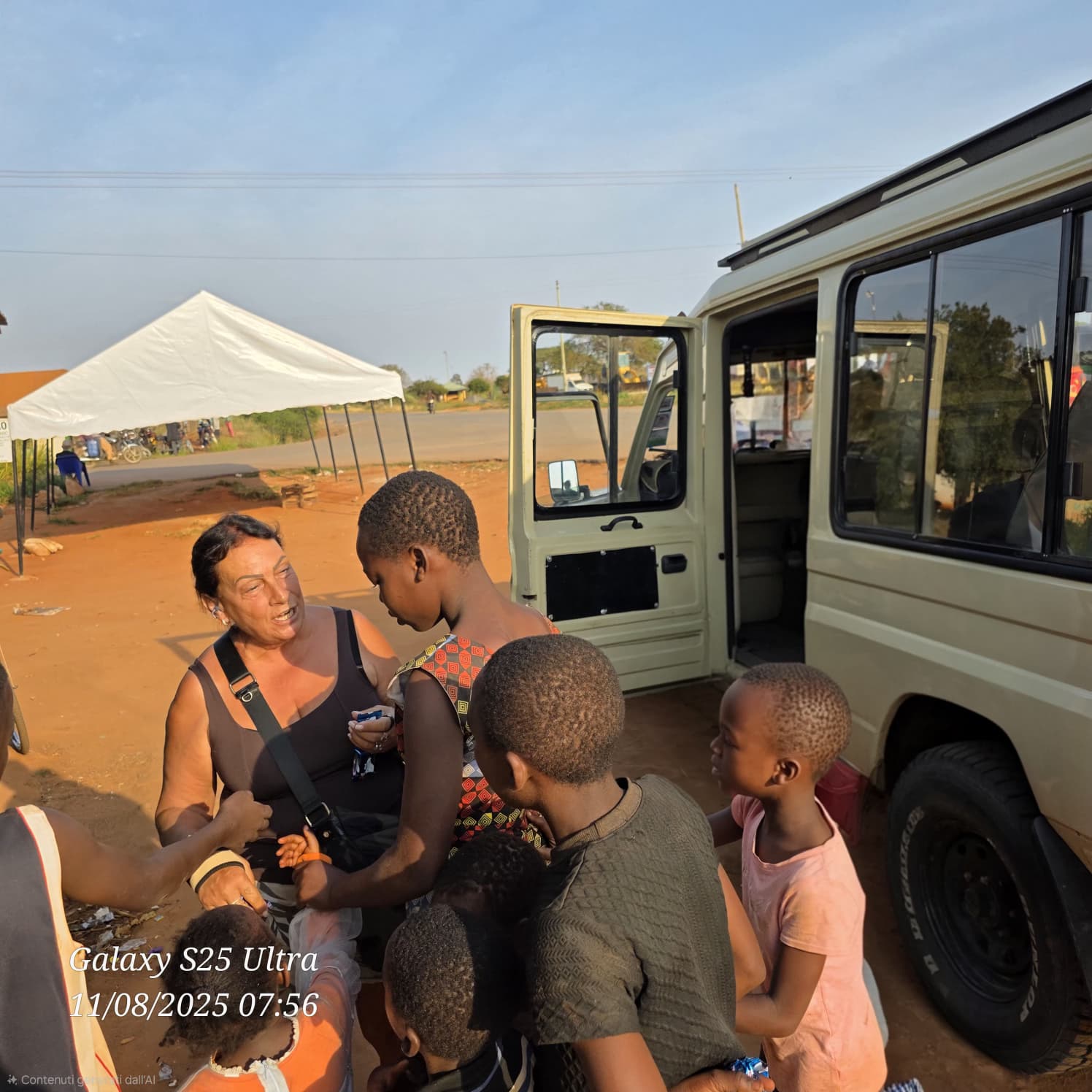 Anna con bambini di un villaggio locale del Kenya