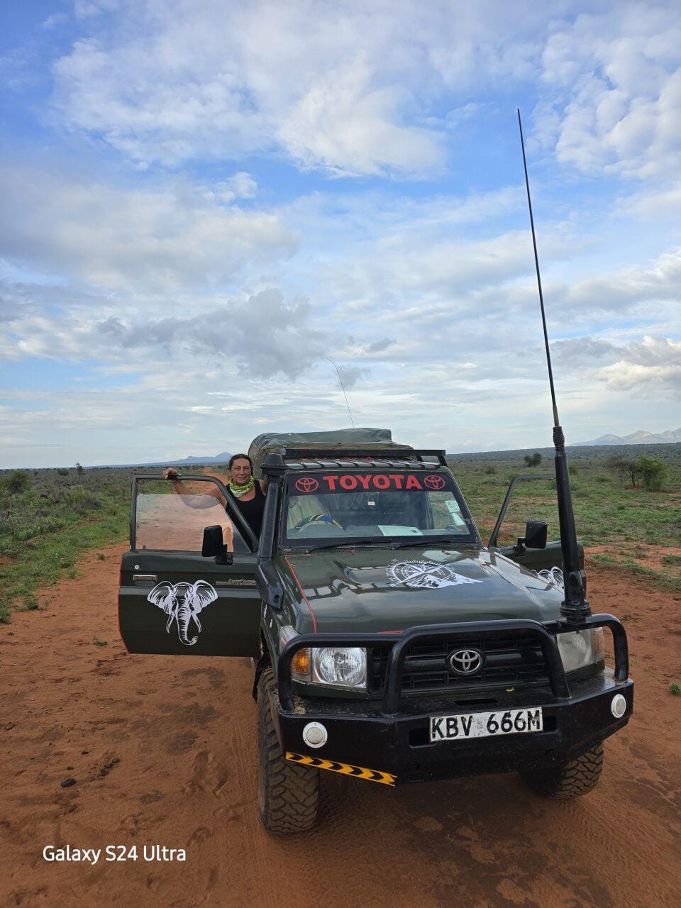 Anna sulla jeep Toyota Land Cruiser nella savana del Kenya