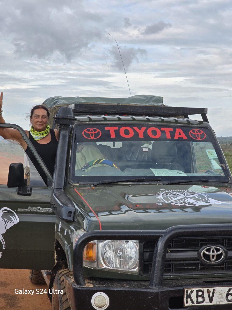 Jeep Toyota Land Cruiser su pista sterrata con Anna